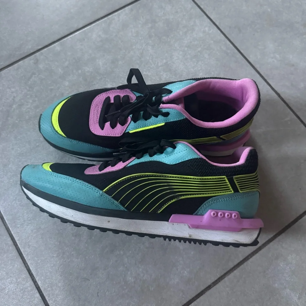 Puma City Riders Men’s Neon Athletic Sneakers - size 10
